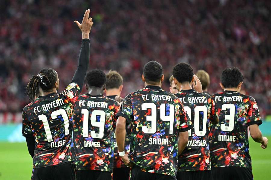 Jucătorii lui Bayern sărbătoresc marcarea unui gol Jucătorii lui Bayern sărbătoresc marcarea unui gol