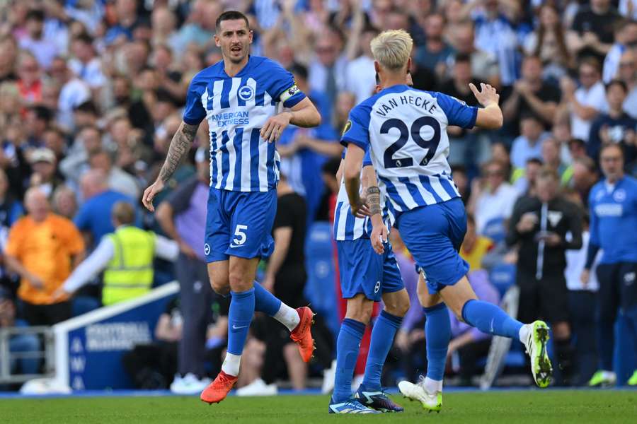 Lewis Dunk, o capitão do Brighton, fez o gol de empate