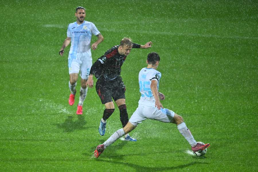 Der Rasen in Rijeka war vom Regen überflutet
