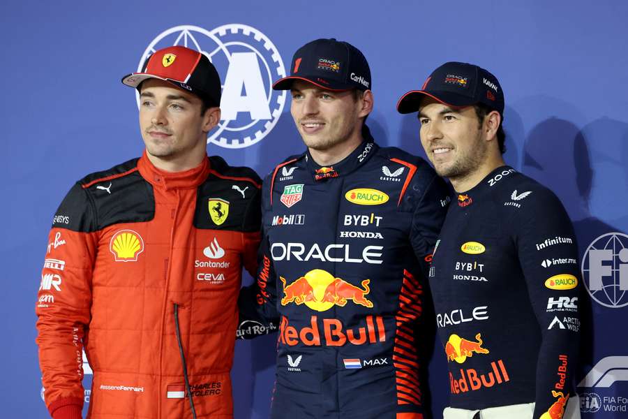 Verstappen posa junto con Leclerc y Pérez.