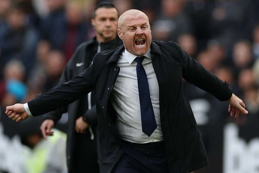 Sean Dyche gestures on the touchline as Everton beat West Ham at the London Stadium