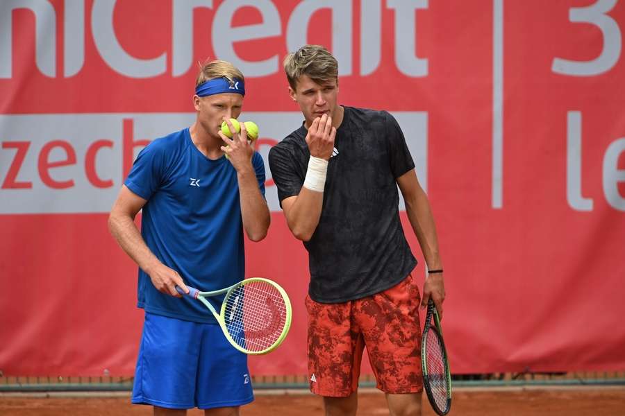 Zdeněk Kolář (vlevo) a Jakub Menšík coby spoluhráči, v závěrečném kole kvalifikace US Open ale stanou proti sobě.