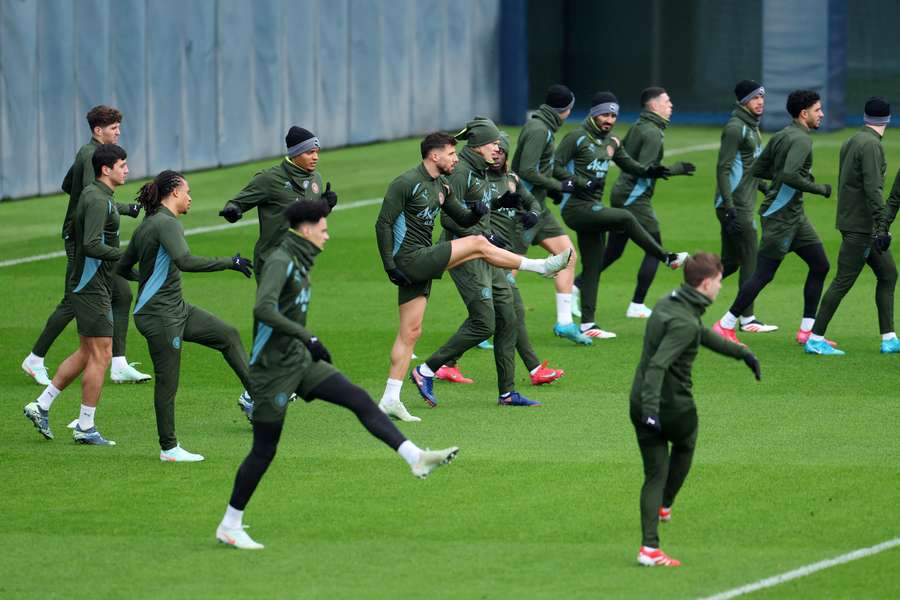Los jugadores del Manchester City entrenando antes de viajar a España