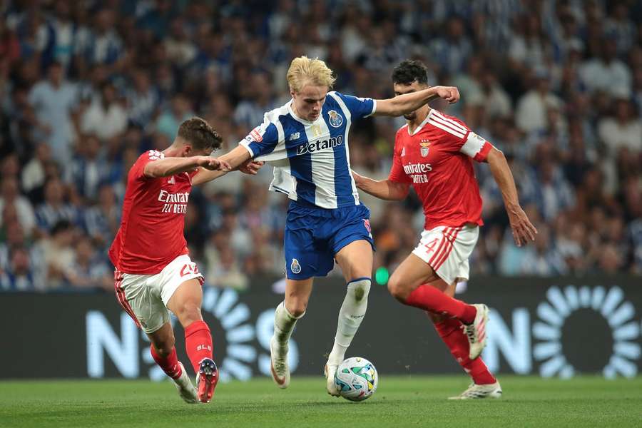 FC Porto's Victor Froholdt and Benfica's Samuel Dahl tussle for the ball in the derby. FC Porto's Victor Froholdt and Benfica's Samuel Dahl tussle for the ball in the derby.
