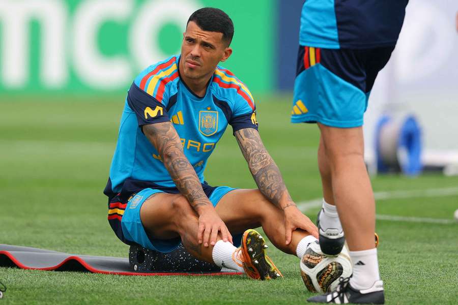 Pedro Porro, haciendo ejercicio en una esterilla a tres días de la final del Mundial