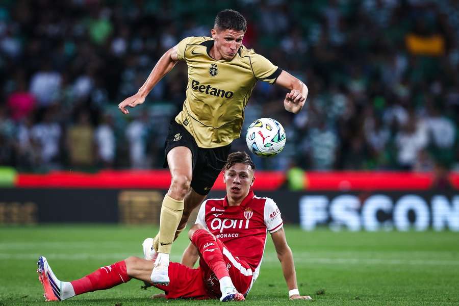 Altimira ha sido titular en el centro del campo de los leones Altimira ha sido titular en el centro del campo de los leones