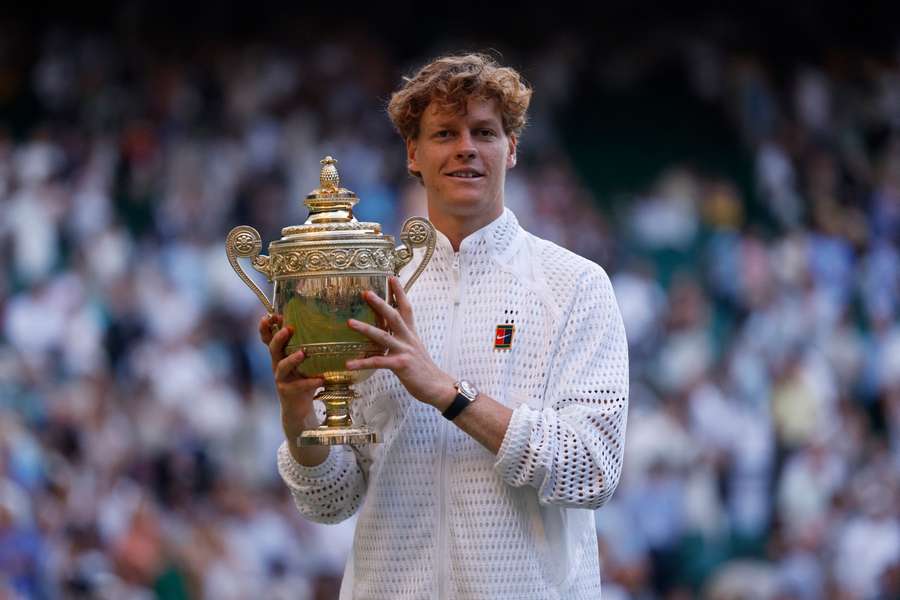 Jannik Sinner z pucharem za wygranie Wimbledonu w finałowym meczu z Alexanderem Zverevem.
