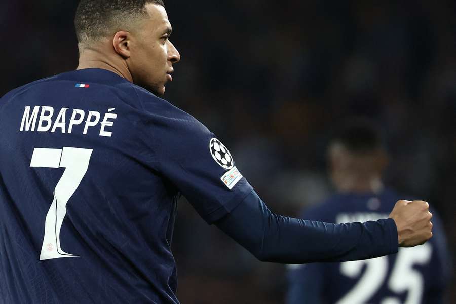 Francuski napastnik Paris Saint-Germain #07 Kylian Mbappe świętuje zdobycie drugiego gola dla swojej drużyny. 