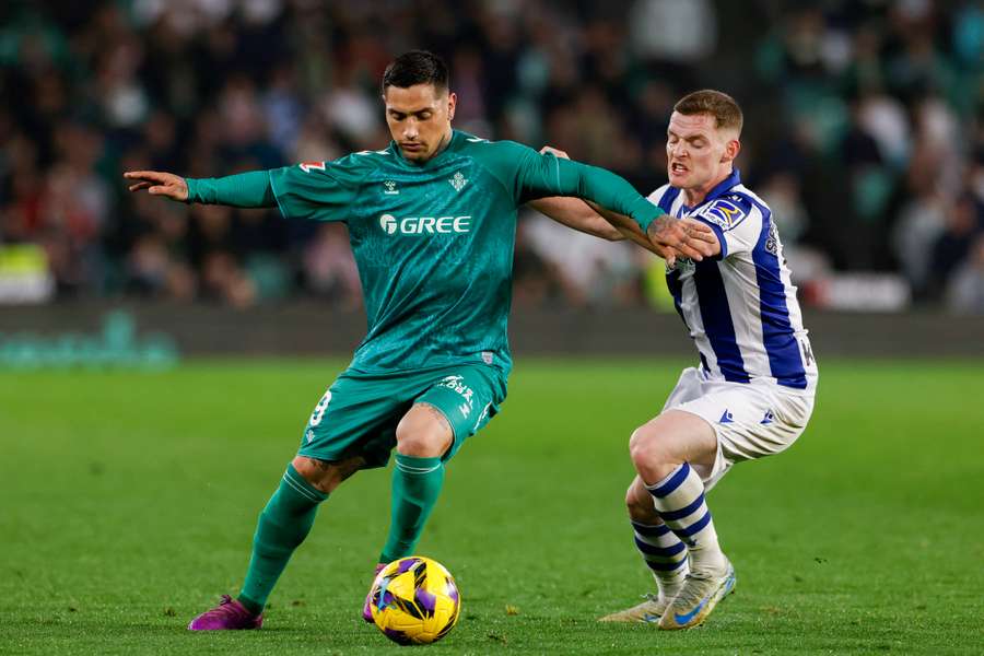 Chimy Ávila y Sergio Gómez disputan el balón