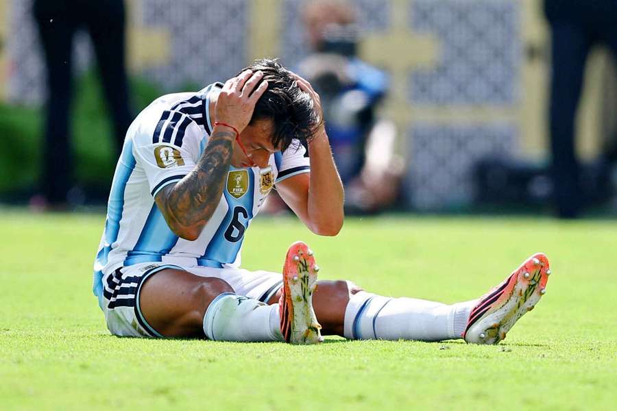 Problemas para Argentina: Lisandro Martínez se retira lesionado Problemas para Argentina: Lisandro Martínez se retira lesionado