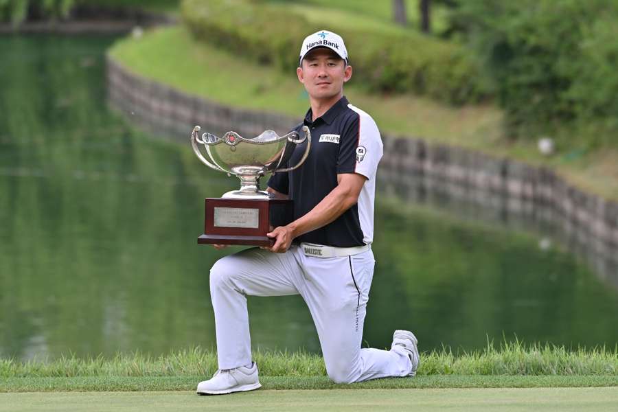 Seungsu Han poses with the Korea Open trophy