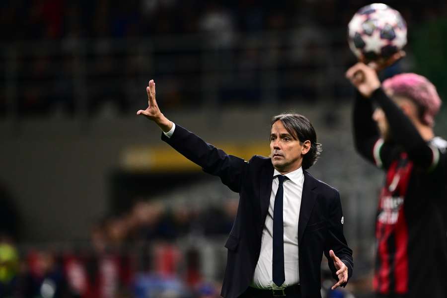 El entrenador italiano del Inter de Milán, Simone Inzaghi, da instrucciones.