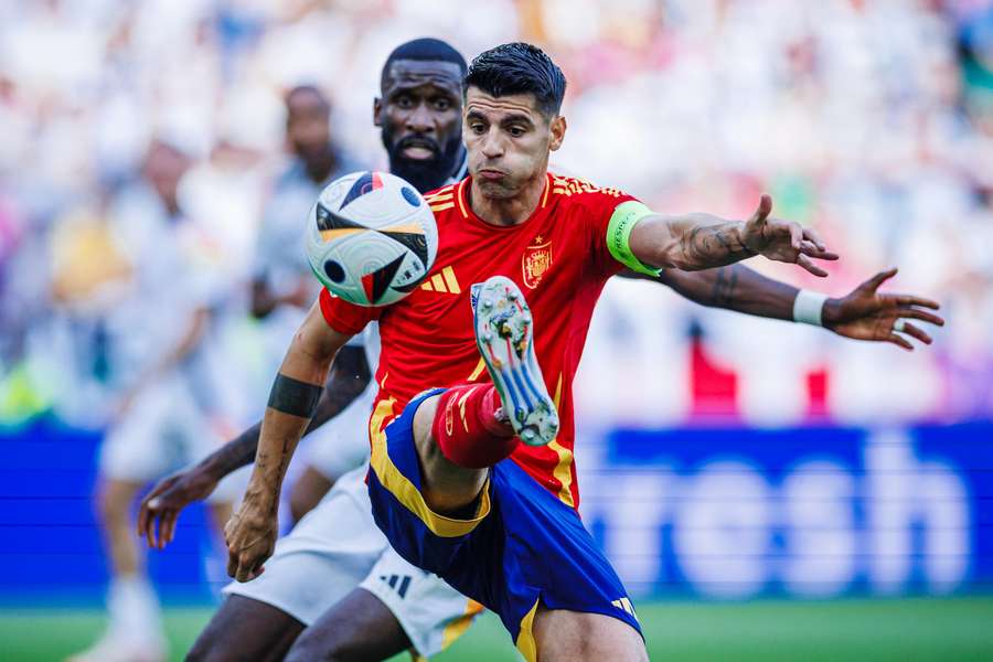 Morata lotta per la palla con Rüdiger durante la partita Spagna-Germania