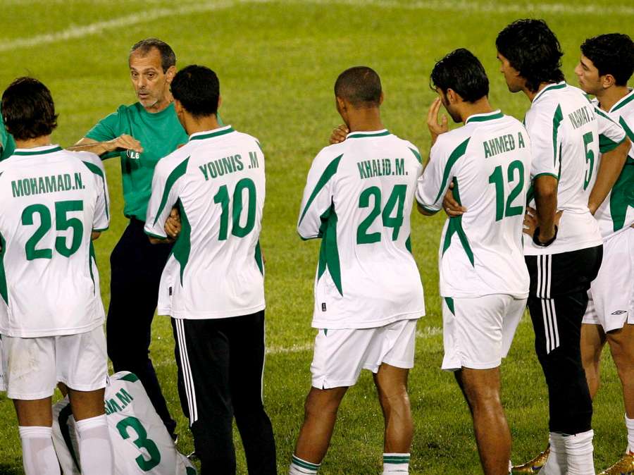 Jorvan Vieira com a seleção do Iraque em 2007 Jorvan Vieira com a seleção do Iraque em 2007