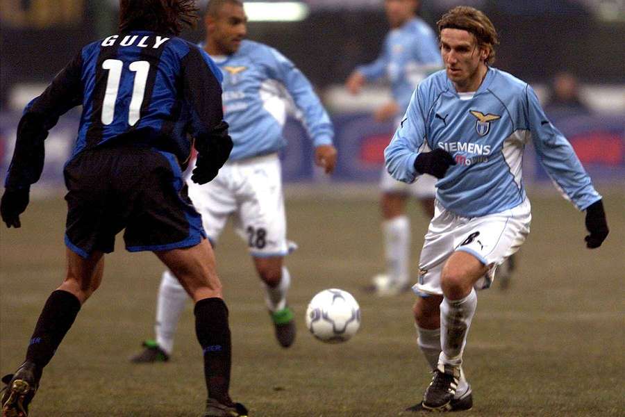 Karel Poborský v dresu Lazia proti Interu.