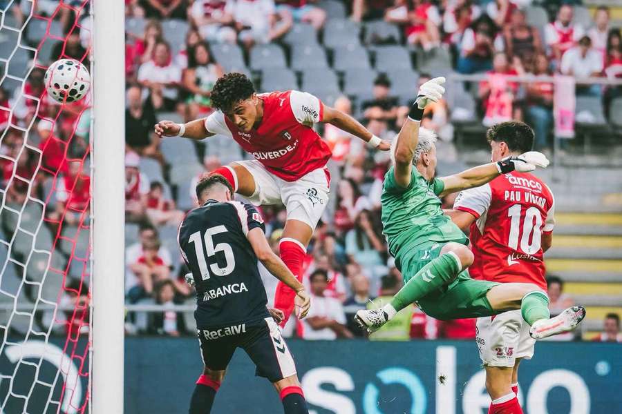 O salto de Vítor Carvalho que resultou no primeiro golo do SC Braga diante do Celta de Vigo O salto de Vítor Carvalho que resultou no primeiro golo do SC Braga diante do Celta de Vigo