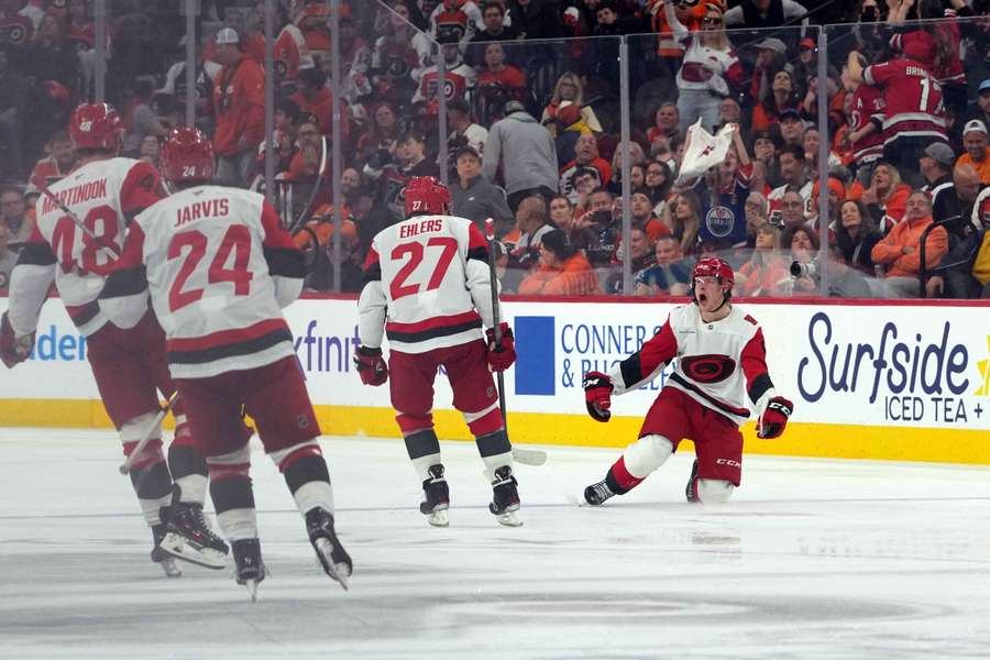 Carolina Hurricanes jako pierwsi w finale konferencji, porażka Avalanche