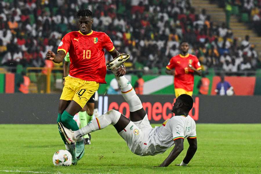 Ilaix Moriba, da Guiné, disputa a bola com Abdoulaye Seck, do Senegal, durante a fase de grupos da CAN