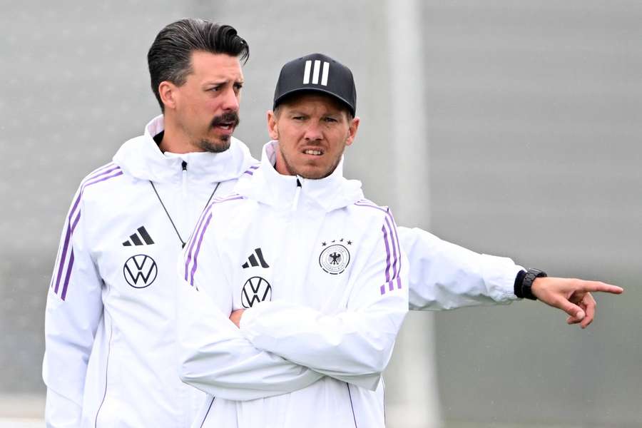 Sandro Wagner (l.) und Bundestrainer Julian Nagelsmann (r.) beim Training mit dem DFB-Team.
