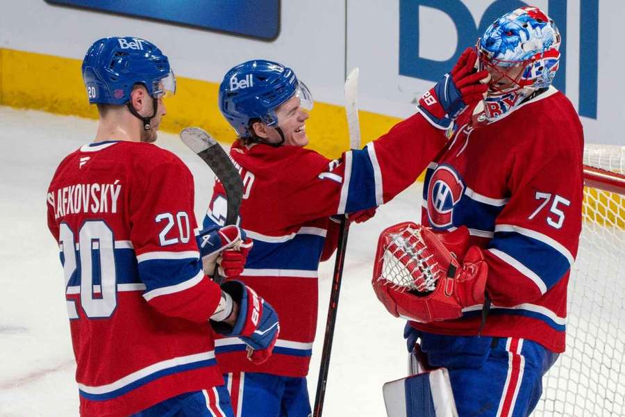 Slafkovský, Caufield a Dobeš se radují z výhry.