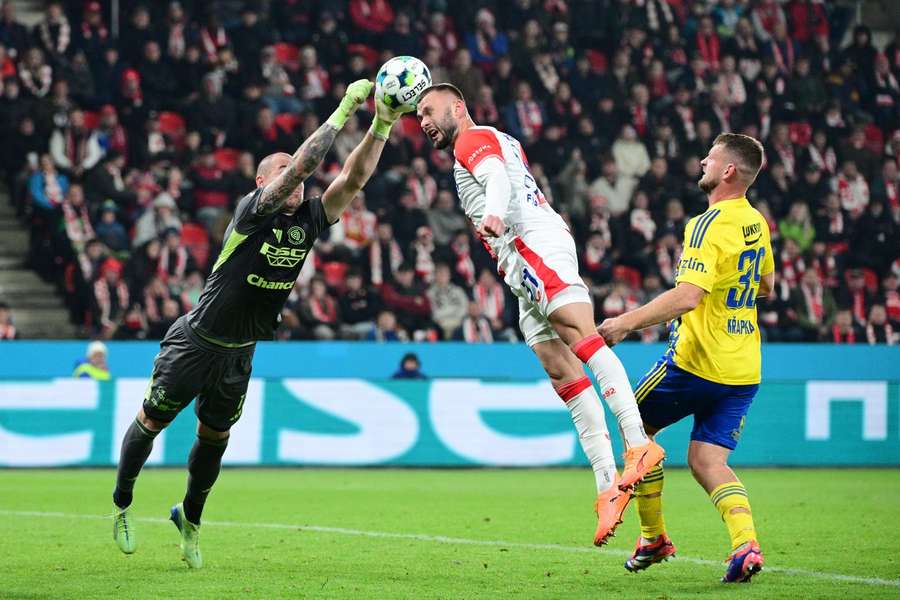 Zlínský hrdina Stanislav Dostál podal v Edenu výborný výkon. Zlínský hrdina Stanislav Dostál podal v Edenu výborný výkon.