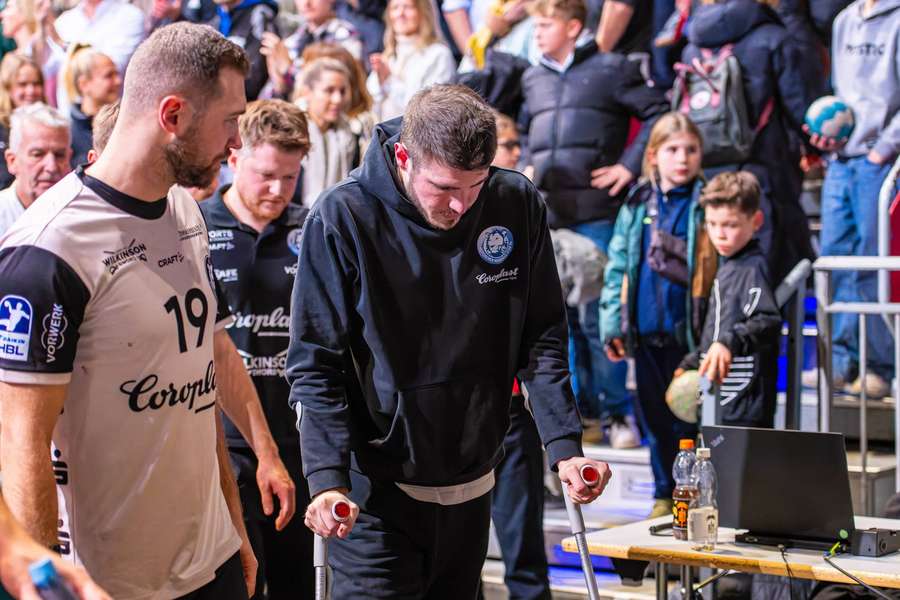 Schon die Krücken nach dem Spiel ließen bei Fraatz Schlimmeres vermuten.