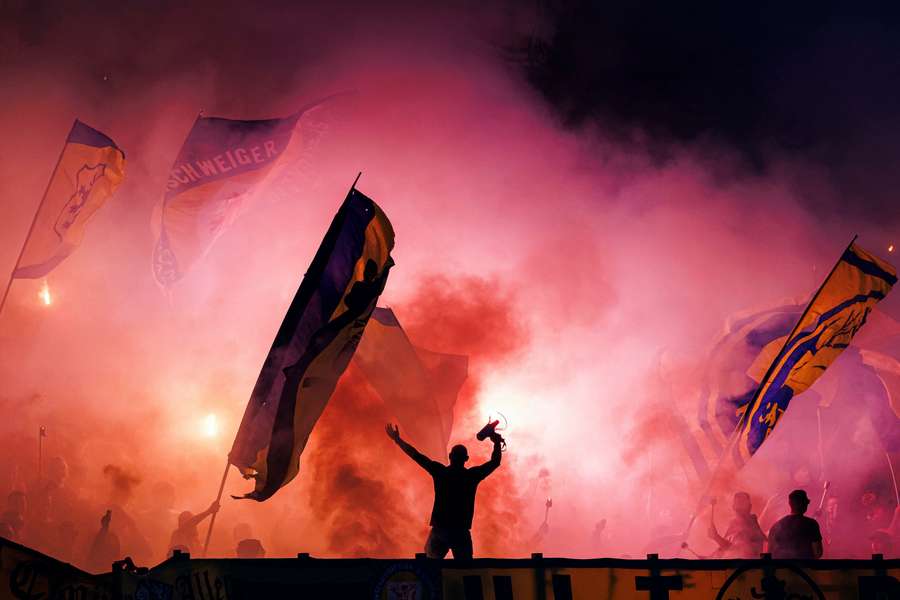 Eintracht Braunschweig-fans maakten een groot feest van hun eerste wedstrijd van het nieuwe seizoen