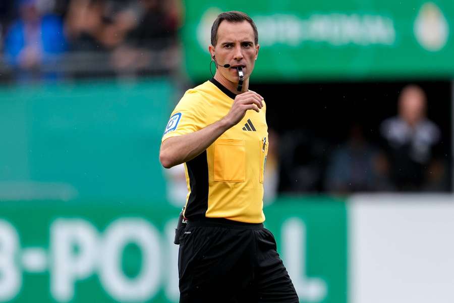 Schiedsrichter Benjamin Brand bei der DFB-Pokal Erstrundenpartie SV Sandhausen vs. 1. FC Köln. Schiedsrichter Benjamin Brand bei der DFB-Pokal Erstrundenpartie SV Sandhausen vs. 1. FC Köln.