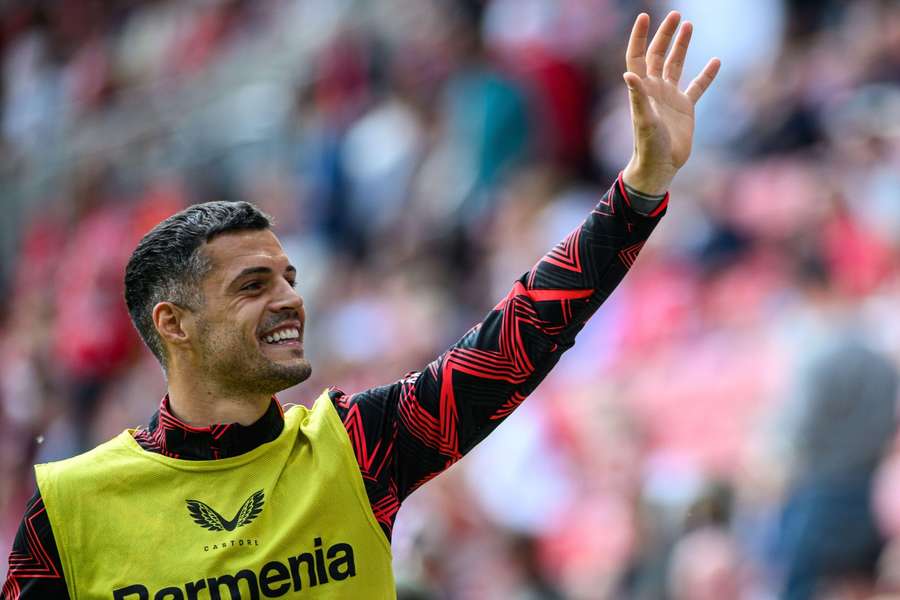 Granit Xhaka možná vymění Leverkusen za AC Milán.