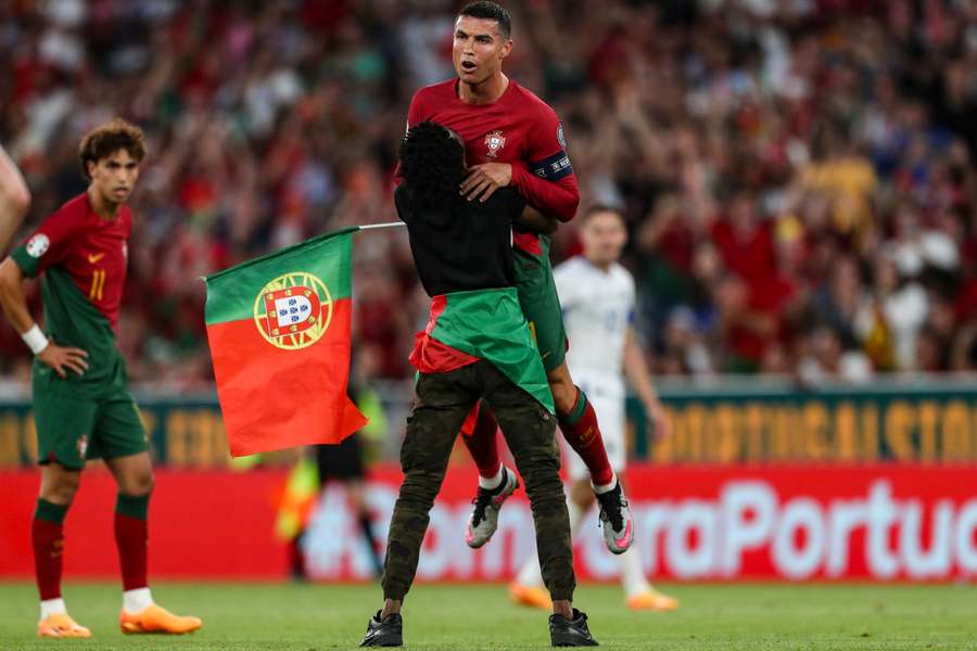 Ynussa Baldé invadiu relvado e levantou Cristiano Ronaldo Ynussa Baldé invadiu relvado e levantou Cristiano Ronaldo