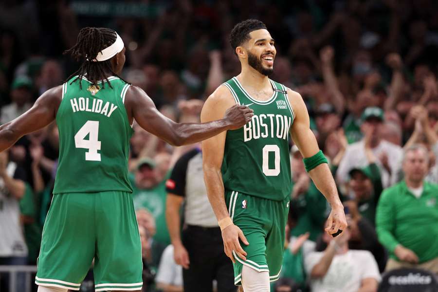 Jayson Tatum e Jrue Holiday tentarão levar o Boston Celtics ao segundo título consecutivo da NBA