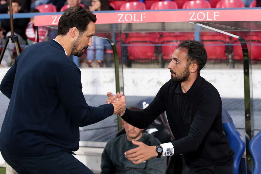 Cumprimento entre César Peixoto (esq.) e Gil Lameiras (dir.)