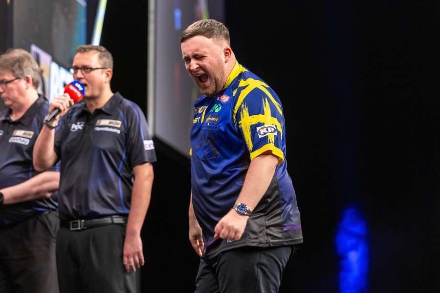 Luke Littler celebra o seu primeiro triunfo diário da temporada