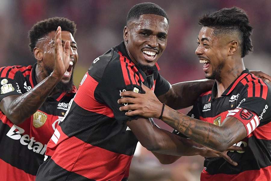 Jogadores do Flamengo celebram gol marcado por Evertton Araújo