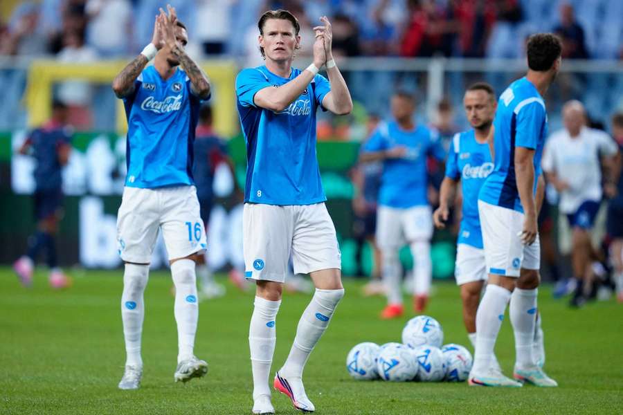 McTominay (uprostřed) bude bez fotbalu čtyři až pět týdnů.