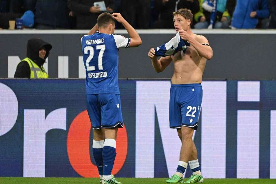 Kramaric (l.) ahnt bereits sdas schlimmst, und auch Prass realisiert den Fehler