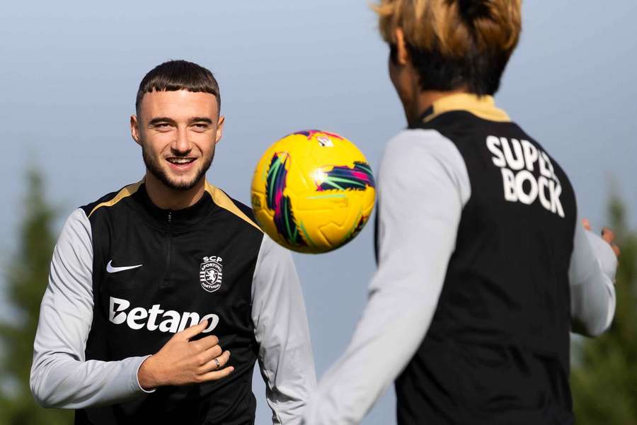 Debast com Morita no treino do Sporting