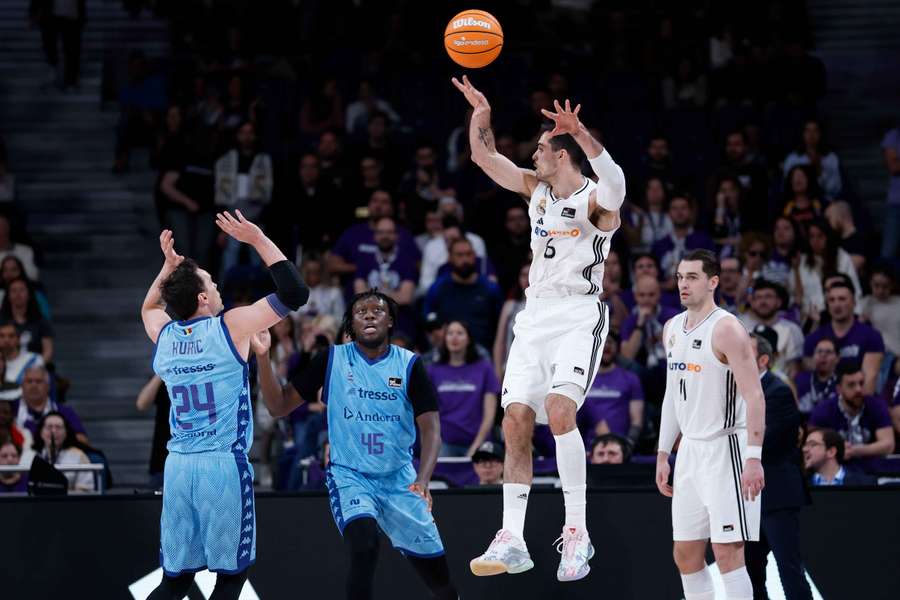 Abalde suelta la bola ante la presencia de Kuric