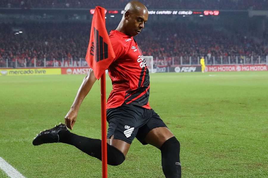 Fernandinho encerra segunda passagem no Athletico