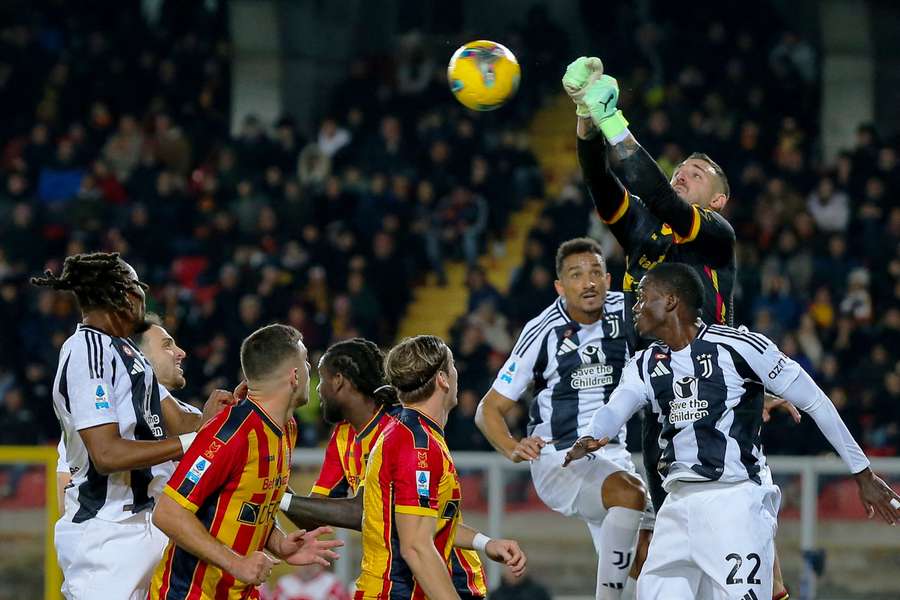 Brankář Lecce Wladimiro Falcone boxuje míč v remízovém zápase s Juventusem.