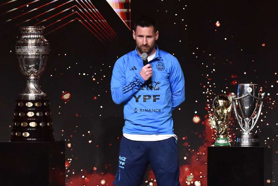 Messi, en un evento de la Conmebol, exhibe los trofeos conquistados por Argentina.