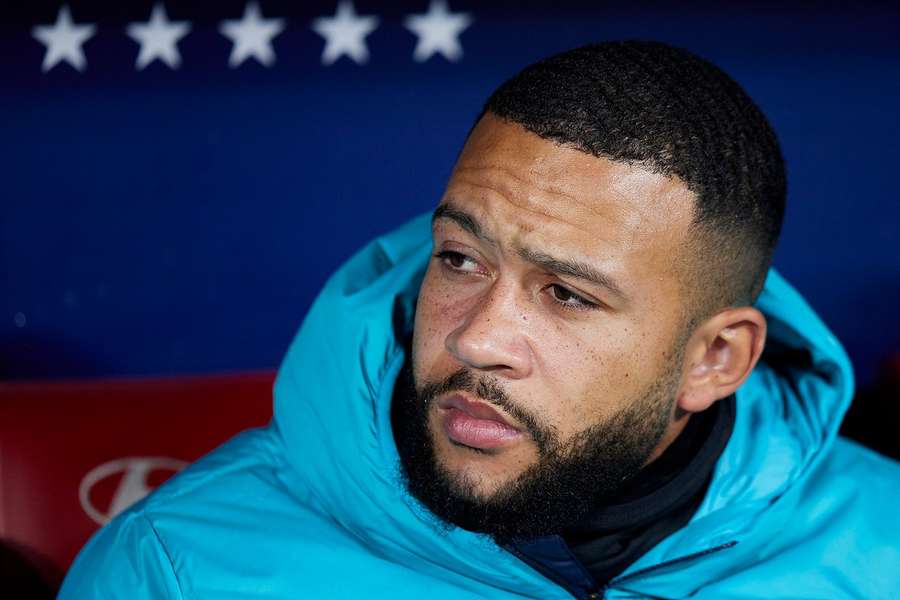 Depay spotted training with Atletico before expected transfer