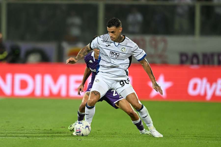 Gianluca Scamacca in azione contro la Fiorentina