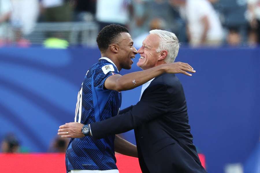 Mbappé mit seinem Coach Didier Deschamps