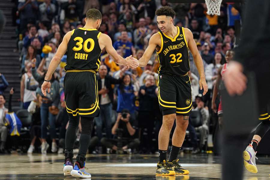 Pendientes de Curry en los Golden State Warriors.