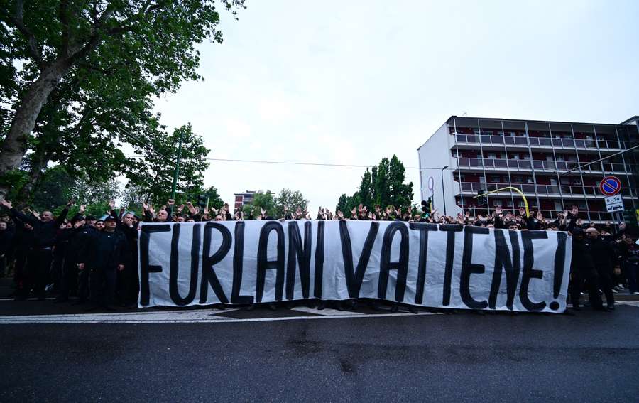 La contestazione dei tifosi rossoneri La contestazione dei tifosi rossoneri