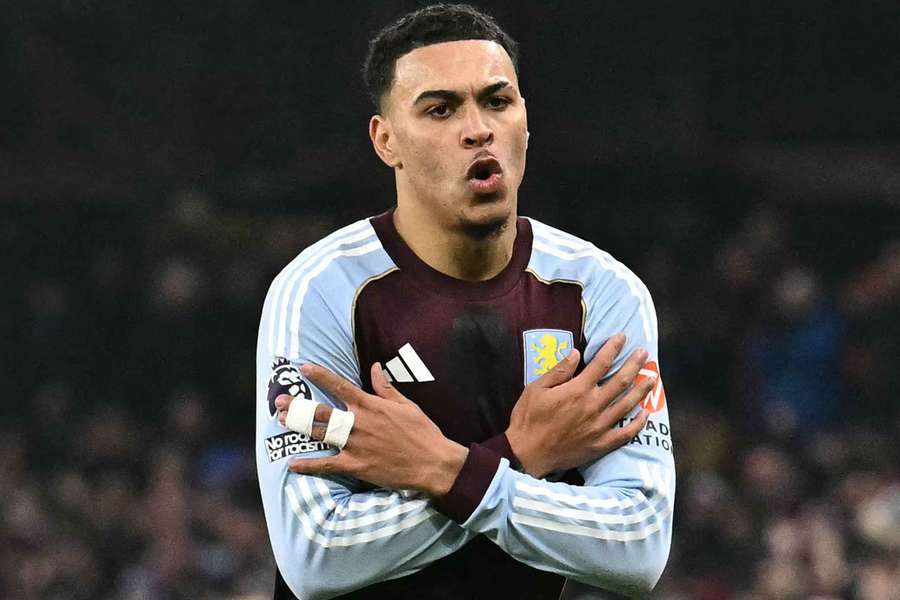 Morgan Rogers fez os dois gols do Villa contra o United