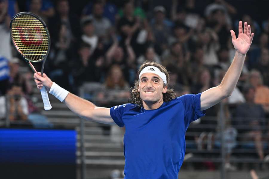 Tsitsipas viert zijn overwinning op Berrettini, maar het mocht niet baten