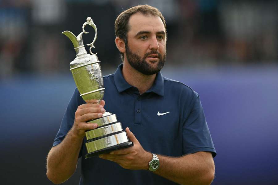 Scheffler pózuje s vítěznou trofejí. Scheffler pózuje s vítěznou trofejí.