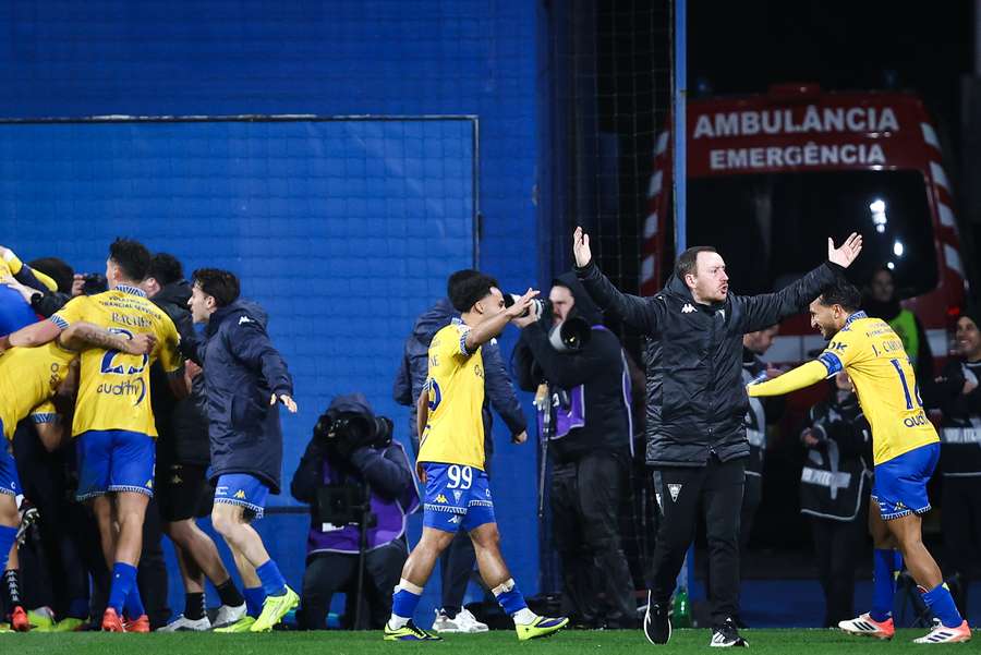 Ian Cathro festeja o golo com a equipa